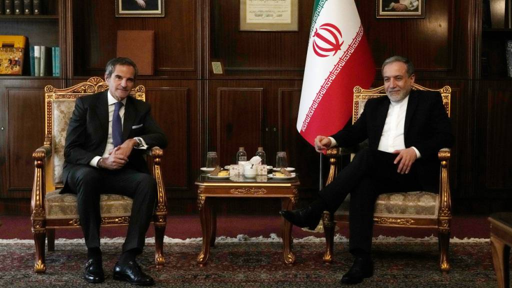 ARCHIV - Der Generaldirektor der Internationalen Atomenergiebehörde (IAEA), Rafael Mariano Grossi (l), sitzt neben dem iranischen Außenminister Abbas Araghtschi.  (zu dpa: «Iran: Technische Gespräche mit UN-Atomwächtern») Foto: Vahid Salemi/AP/dpa