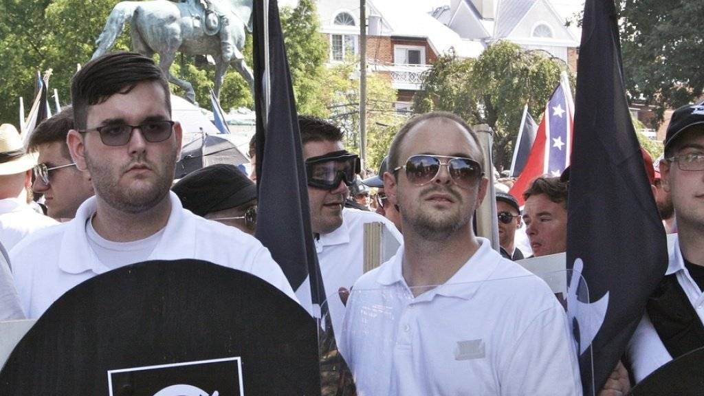 James Fields (l.) und Gleichgesinnte am 12. August 2017 an der Kundgebung in Charlottesville. (Archivbild)