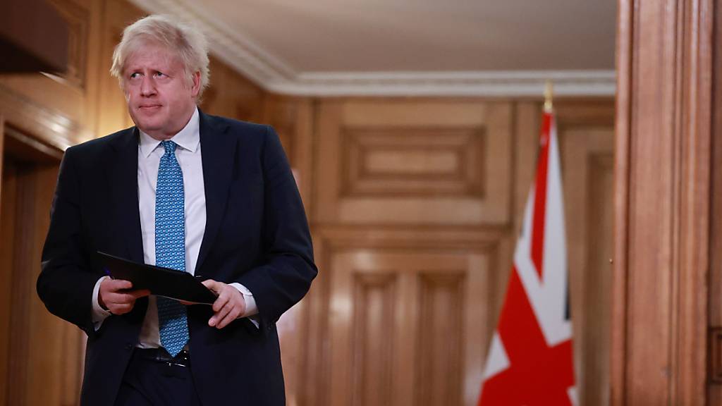 Boris Johnson, Premierminister von Großbritannien, trifft in der Downing Street zu einer Pressekonferenz zur Corona-Pandemie ein. Nach Angaben von Johnson sind landesweit mittlerweile mehr als 1,3 Millionen gegen das Coronavirus geimpft worden. Foto: Hannah Mckay/PA Wire/dpa