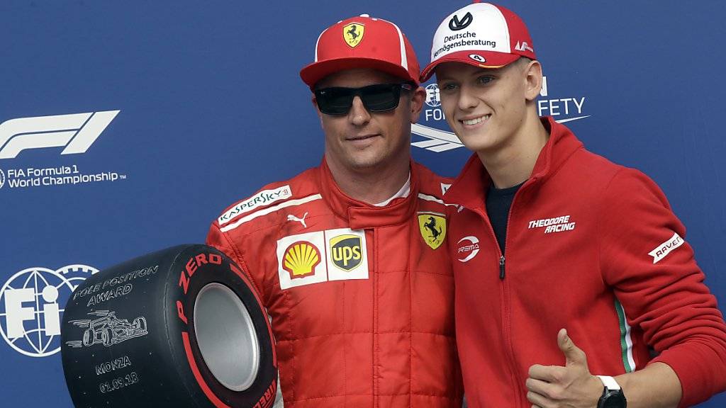 Mick Schumacher posiert mit Ferrari-Fahrer Kimi Räikkönen - die Formel-1-Superlizenz hat er auf sicher