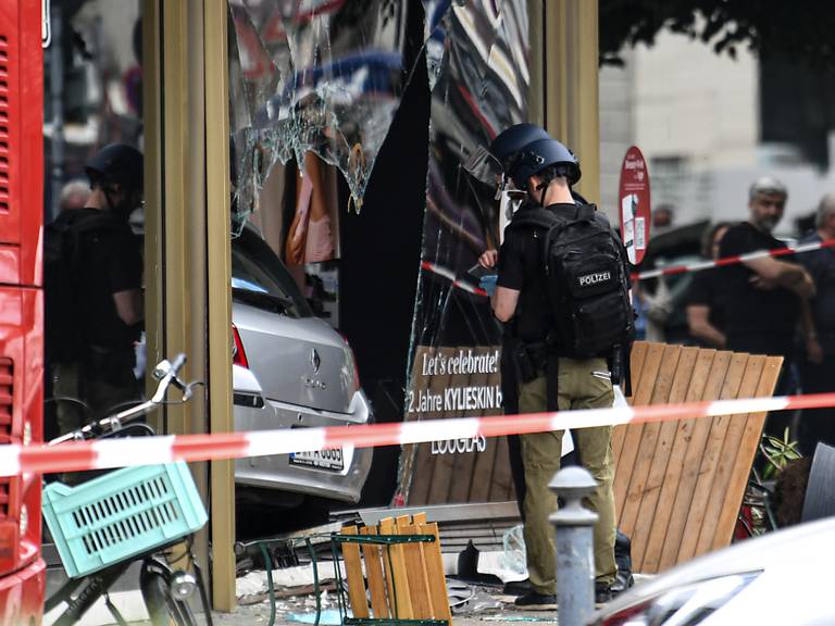 Ein Auto ist in der Nähe der Gedächtniskirche in Berlin in eine Personengruppe gefahren, ein Mensch ist gestorben, fünf weitere wurden schwer verletzt. Die Polizei ermittelt. Foto: Fabian Sommer/dpa