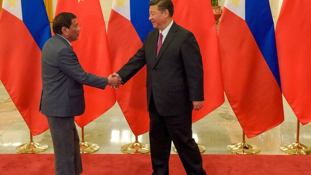 Auch Duterte war Gast am «Seidenstrassen»-Gipfel in Peking und traf sich mit Chinas Präsident Xi Jinping (r.). Am Tag darauf deutete Duterte eine mögliche Lösung im Inselstreit mit China an.