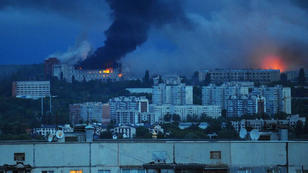 ARCHIV - Feuer und Rauch steigen von der Stelle auf, an der eine russische Rakete ein Wohngebiet in Charkiw traf. Russland hat nach den schwersten Luftangriffen seit Kriegsbeginn auf die ostukrainische Stadt Charkiw laut Behörden am frühen Abend erneut Gleitbomben im Stadtzentrum abgeworfen. Foto: Anatolii Lysianskyi/AP/dpa
