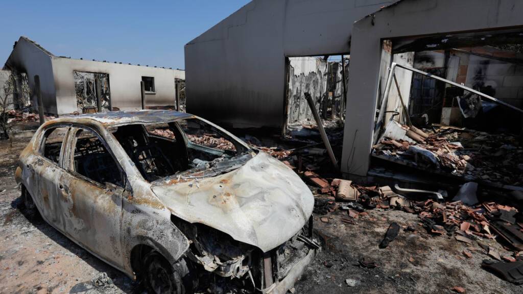 dpatopbilder - Ein ausgebranntes Auto und ein niedergebranntes Haus, nachdem in dem Dorf Le Porge Waldbrände gewütet haben. Foto: Baz Ratner/AP/dpa