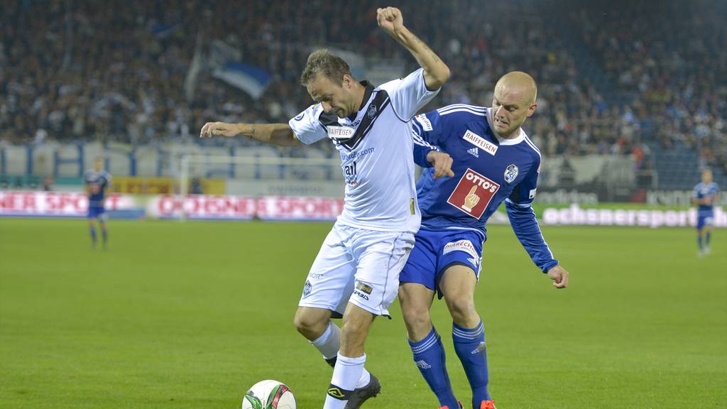 Luzerns Marco Schneuwly gegen Goran Jozinovic (FC Lugano, links).