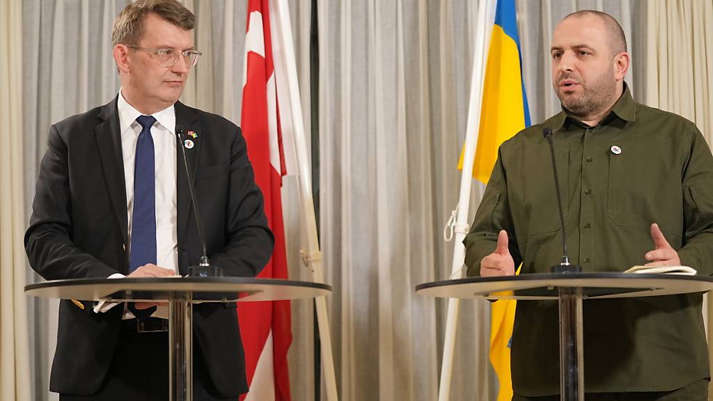 ARCHIV - Dänemarks Verteidigungsminister Troels Lund Poulsen (l) nimmt an einer Pressekonferenz teil. Foto: Ida Marie Odgaard/Ritzau Scanpix Foto/AP/dpa