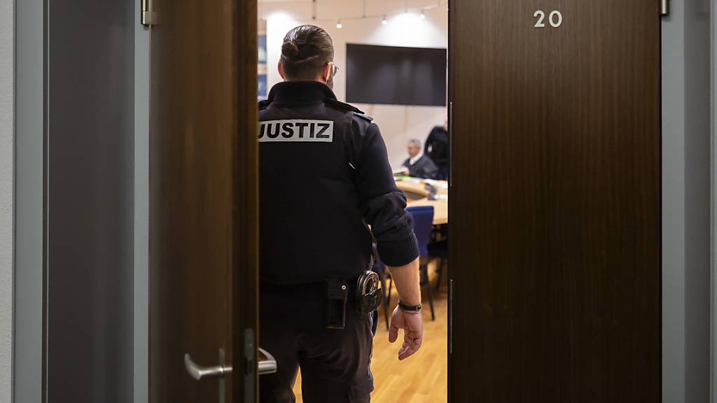 Am Landgericht Waldshut-Tiengen (D) hat Montag der Prozess gegen einen 39-jährigen Mann aus Lettland begonnen. Er soll am 8. Juni in Jestetten (D) einen 31-jährigen Mann aus dem Kanton St. Gallen getötet haben.