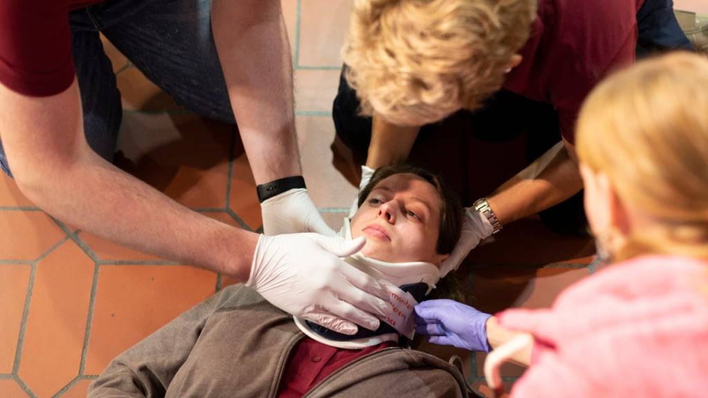 Mitglieder der Samaritervereinigung Sursee üben im Rahmen der Übung «Besondere Notfälle/Organe» den Umgang mit einer Person, die eine Treppe hinuntergestürzt ist. (Symbolbild)