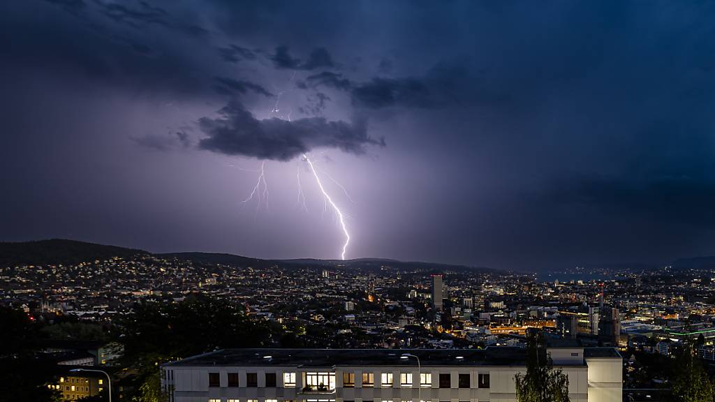 Zwischen Donnerstag und Sonntag werden in der Schweiz weitere heftige Gewitter und Starkregen erwartet. (Archivbild)