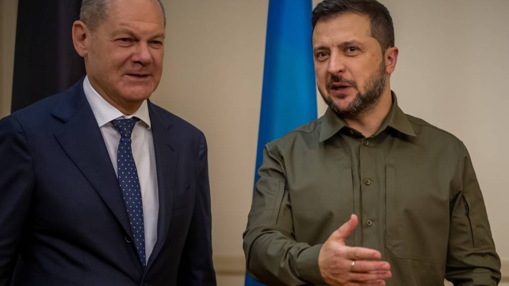 ARCHIV - Bundeskanzler Olaf Scholz (SPD, l) empfängt den ukrainischen Präsidenten Wolodymyr Selenskyj heute in Berlin. Foto: Michael Kappeler/dpa