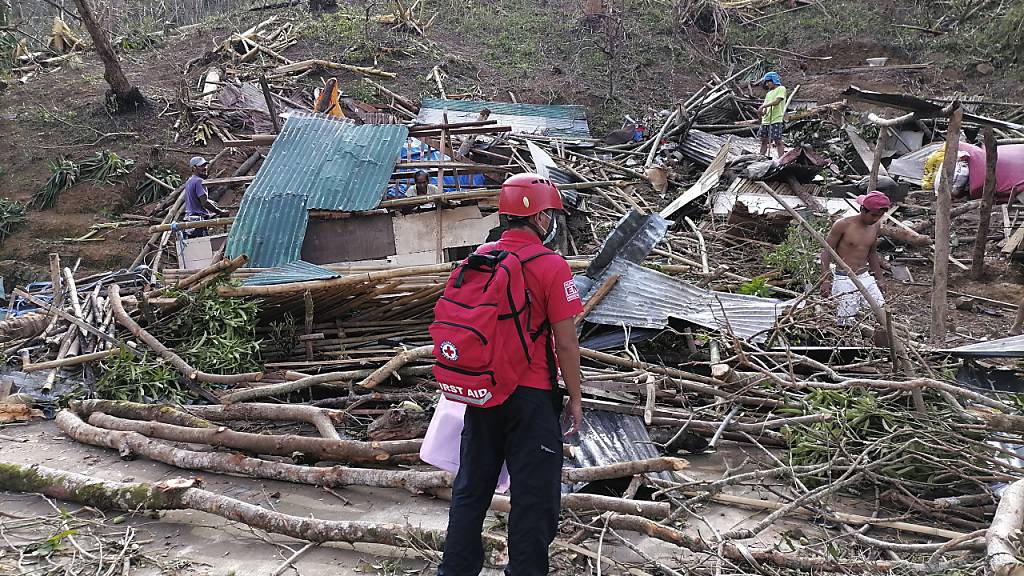 HANDOUT - Ein freiwilliger Helfer vom Philippinischen Roten Kreuz blick die Schäden nachdem Taifun Goni auf die Provinz Catanduanes traf. Foto: Uncredited/PHILIPPINE RED CROSS/AP/dpa - ACHTUNG: Nur zur redaktionellen Verwendung im Zusammenhang mit der aktuellen Berichterstattung und nur mit vollständiger Nennung des vorstehenden Credits