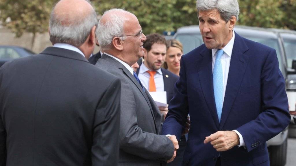 US-Aussenminister Kerry (rechts) trifft den palästinensischen Chefunterhändler Sajeb Erakat (Mitte) in Amman.