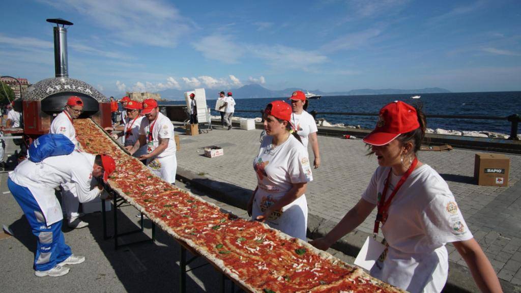 Die Pizzabäcker an der Arbeit an der Strandpromenade in Neapel.