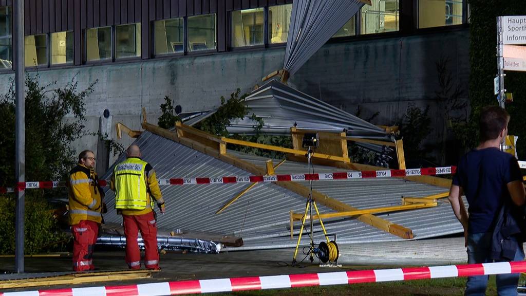 Sturm zerstört provisorisches Dach bei Schulhaus in Meilen