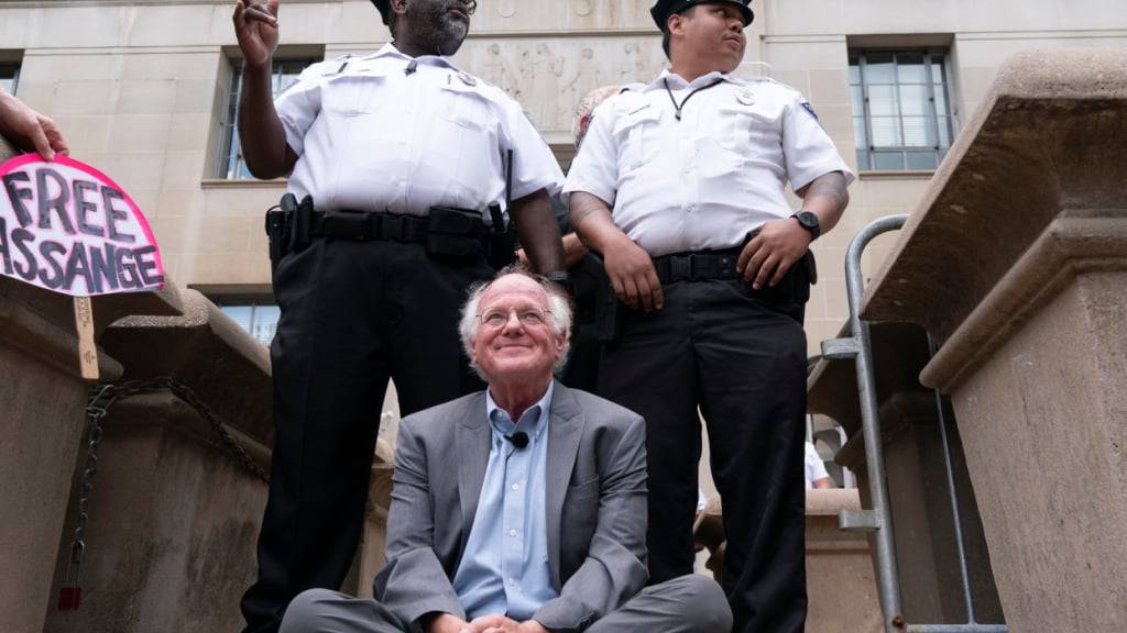 ARCHIV - Ben Cohen, Mitbegründer von Ben  Jerry's, blockiert den Eingang zum US-Justizministerium, nachdem er zuvor gegen die Strafverfolgung des Wikileaks-Gründers Julian Assange durch das Justizministerium protestierte. Foto: Jacquelyn Martin/AP/dpa