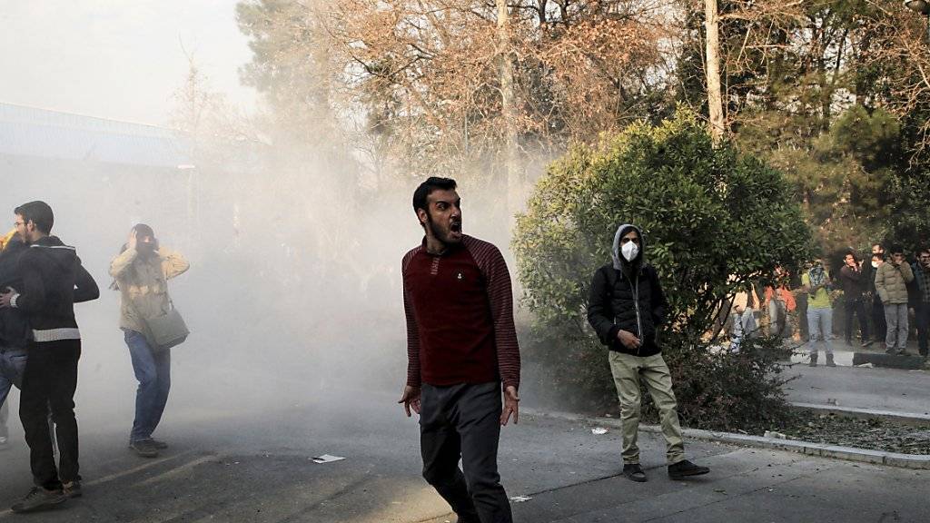 Studenten protestieren an der Universität Teheran.