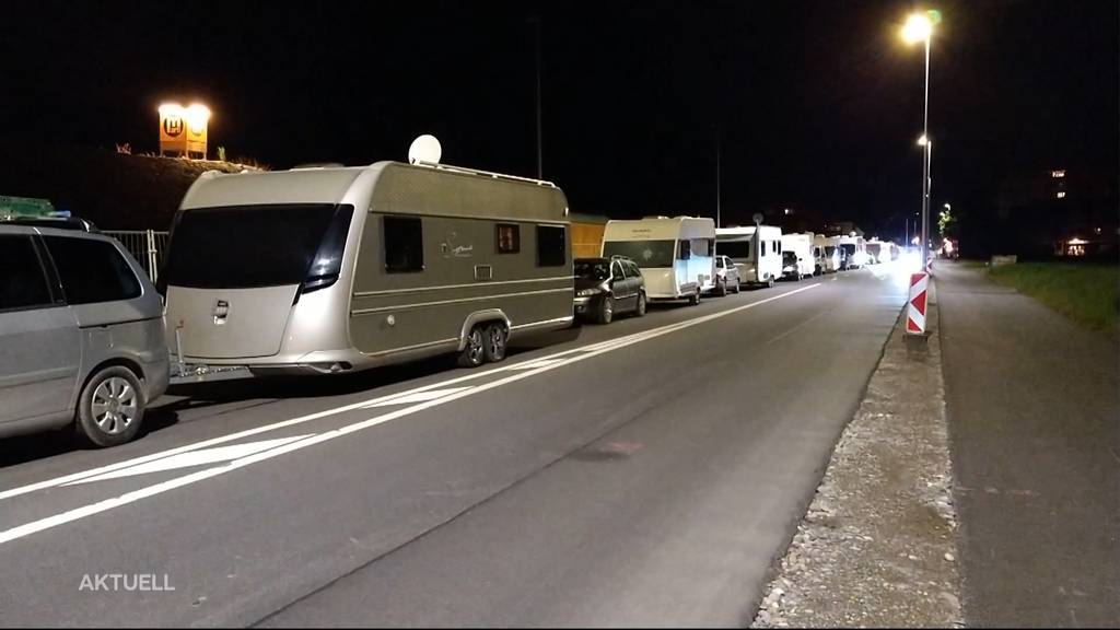 Strasse blockiert: Fahrende besetzen Parkplatz in Zuchwil