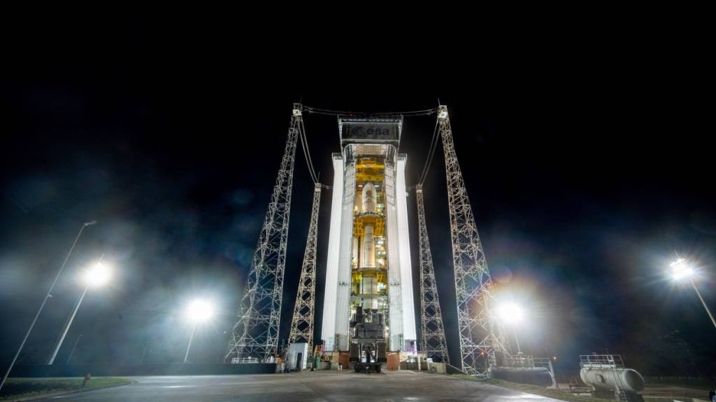 Der Smile-Satellit ist bereits in der Spitze einer Vega-C-Rakete verpackt.