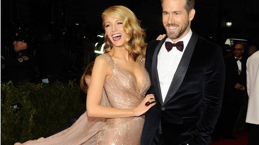 Ein Mann unter drei Frauen: US-Schauspieler Ryan Reynolds (r.) und Ehefrau Blake Lively haben im September eine zweite Tochter bekommen. (Archivbild)