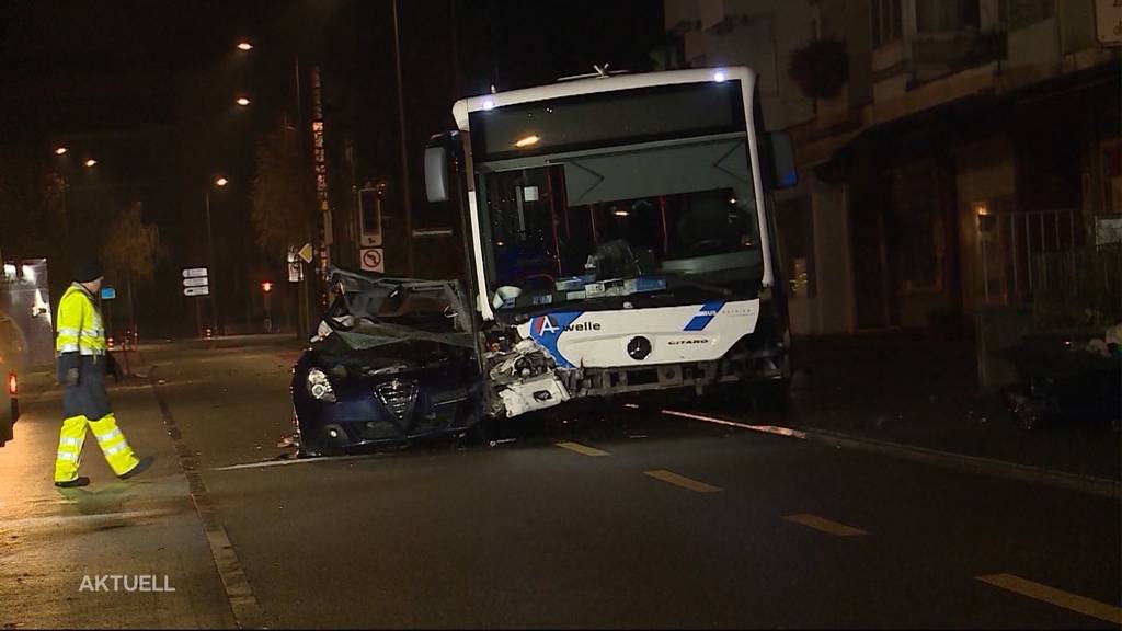 Crash mit Bus kommt PW-Lenker teuer zu stehen