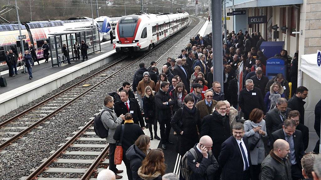 Die grenzüberschreitende Bahnstrecke zwischen Delle und Belfort wird am kommenden Sonntag nach 26 Jahren wiedereröffnet. Für die offizielle Einweihung fanden sich am Donnerstag zahlreiche Gäste im Bahnhof von Delle ein.