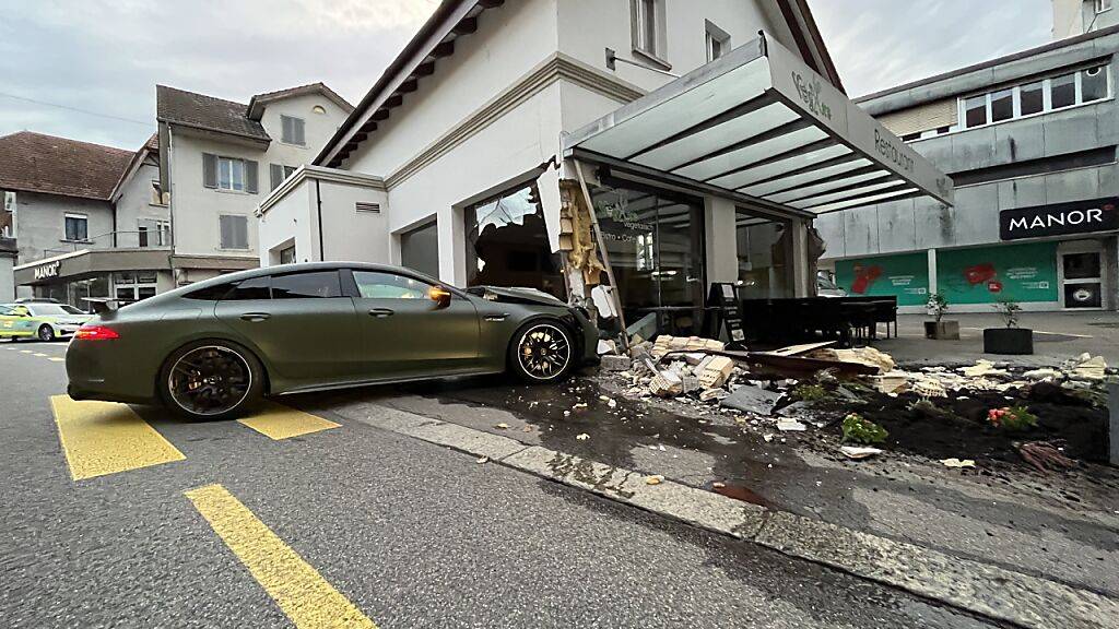 Das Restaurant sowie die Wohnung darüber dürfen nach dem Unfall wegen Bedenken der Gebäudestabilität vorerst nicht mehr betreten werden.