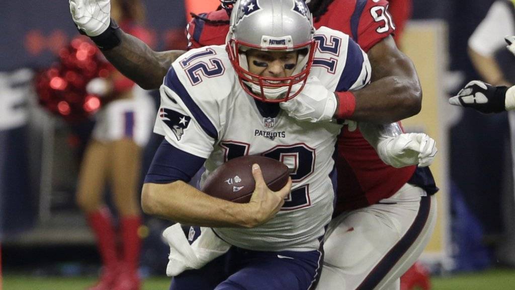New Englands Quarterback Tom Brady (vorne) erreichte mit seinem Team das erste Teilziel