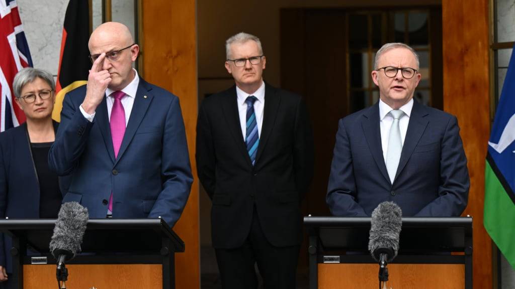 dpatopbilder - Der australische Premierminister Anthony Albanese und der Generaldirektor des Nachrichtendienstes ASIO Mike Burgess sprechen zu den Medien während einer Pressekonferenz im Parlamentsgebäude. Foto: Lukas Coch/AAP/dpa