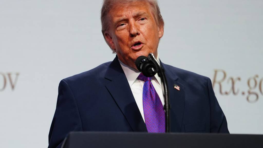 US-Präsident Donald Trump spricht über die Preise für verschreibungspflichtige Medikamente im South Court Auditorium im Eisenhower Executive Office Building auf dem Campus des Weißen Hauses, in Washington. Foto: Julia Demaree Nikhinson/AP/dpa