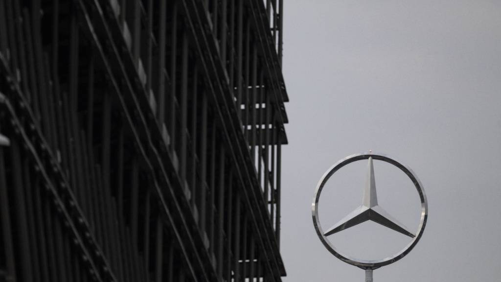 Das Konzernergebnis von Mercedes sackte zwischen Januar und September um 50,3 Prozent auf 3,87 Milliarden Euro ab. (Archivbild)