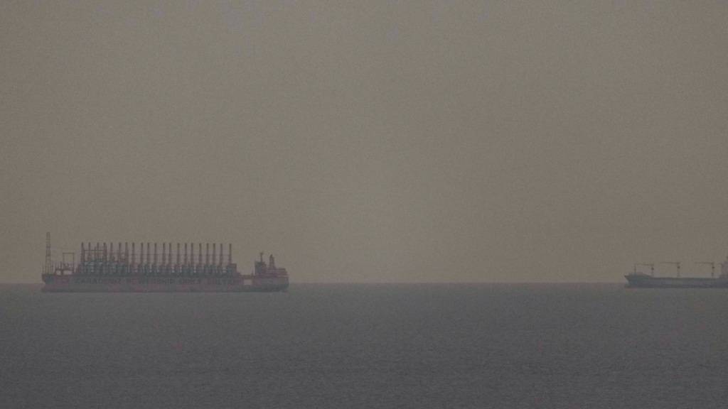 Das schwimmende Kraftwerk Karadeniz Powership Item Sultan ankert in der Nähe von Dubai im Arabischen Golf vor den Vereinigten Arabischen Emiraten. Foto: Uncredited/AP/dpa