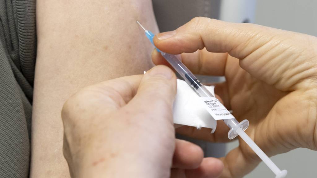 Das revidierte St. Galler Gesundheitsgesetz sieht ein möglicher Impfzwang für gewisse Personengruppen vor. Wer sich weigert, könnte gebüsst werden. (Symbolbild)