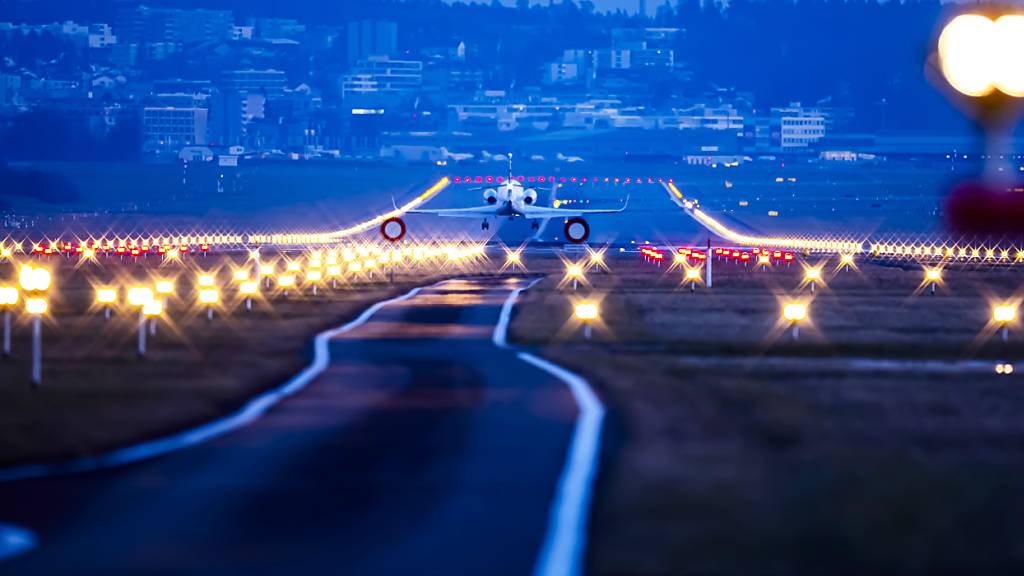 Der Flughafen Zürich sieht die Betriebszeiten bis 23.30 Uhr als notwendig an. Gemeinden und Schutzverbände fordern ein Ende um 23 Uhr. (Archivbild)