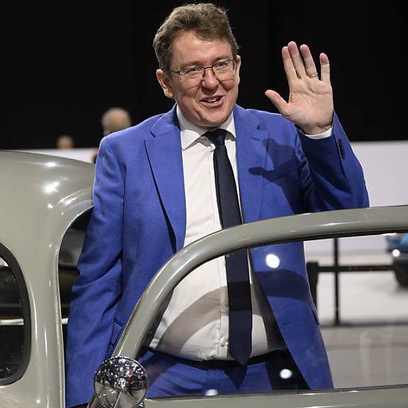 Albert Rösti ermutigt Autoindustrie zur Suche nach nachhaltigen Lösungen