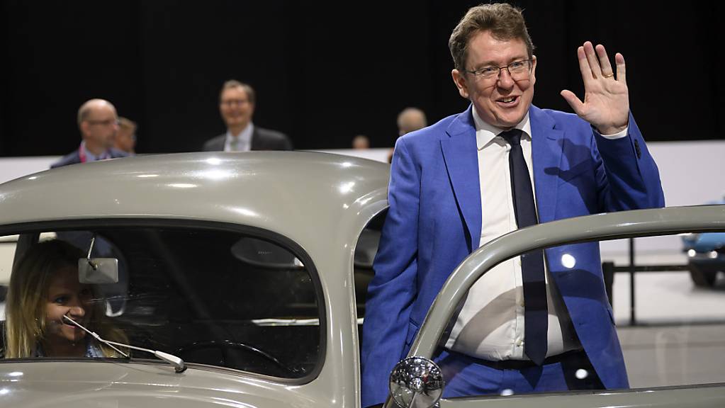 Bundesrat Albert Rösti machte am Dienstag einen Rundgang durch den Internationalen Automobil-Salon Genf.
