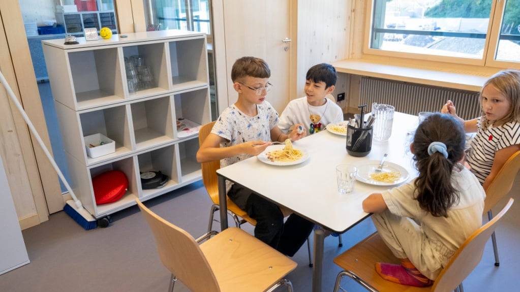 Schulkinder der Tagesschule im Schulhaus der Volksschule Littau Dorf in Luzern geniessen Spaghetti Carbonara während ihrer Mittagspause. Die Volksschule der Stadt Luzern setzt das Tagesschulmodell bis und ab Sommer 2026 schrittweise um.