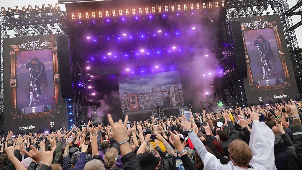 ARCHIV - Metal-Fans feiern während eines Konzerts der Band Skindred auf dem Festivalgelände. Foto: Christian Charisius/dpa
