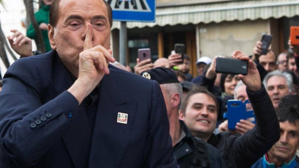 «Die Italiener sind durchgeknallt»: Silvio Berlusconi, hier im Januar mit Anhängern in Calgari, versteht sein Land nicht mehr.