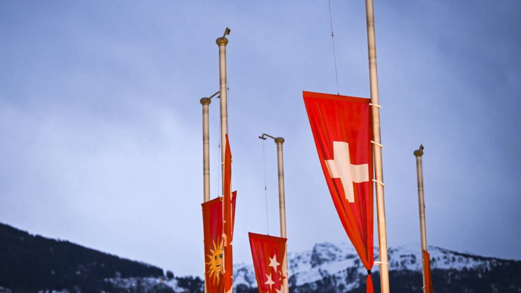Die Fahnen wehen an vielen Orten in der Schweiz während fünf Tagen auf Halbmast. (Archivbild)