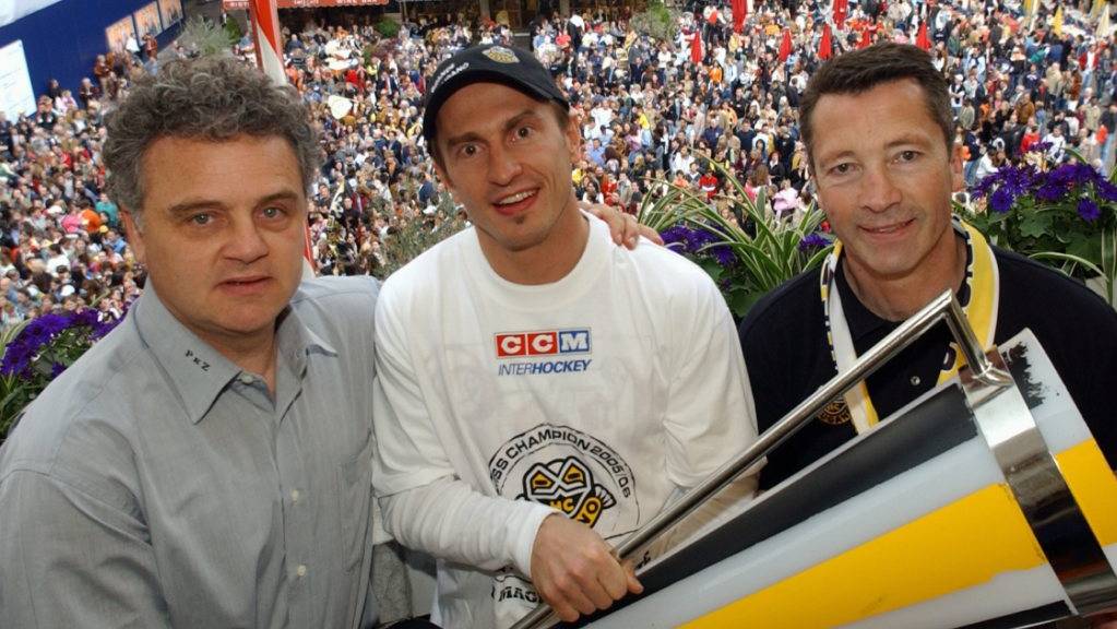 Luganos Captain Ville Peltonen, umrahmt von Trainer Harold Kreis (rechts) und Assistenztrainer Ivano Zanatta, posieren am 19. April 2006 auf der Piazza della Riforma mit dem Meisterpokal