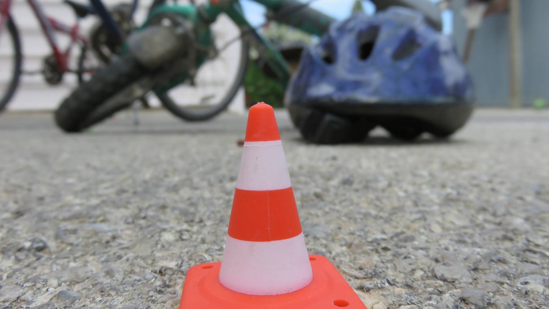 Ein 45-jähriger Velofahrer stürzte im Thurgau und verletzte sich mittelschwer. (Symbolbild)