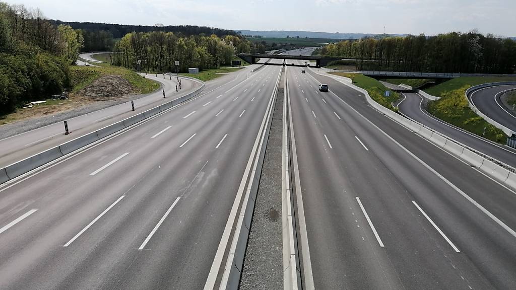 ARCHIV - Fast leer ist die Autobahn 81 bei Stuttgart Zuffenhausen während der Corona-Pandemie. Foto: Andreas Rosar/dpa