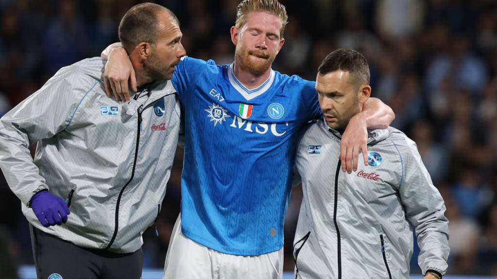 Für Kevin De Bruyne endete das Spitzenspiel der Serie A am Samstag vorzeitig und schmerzhaft
