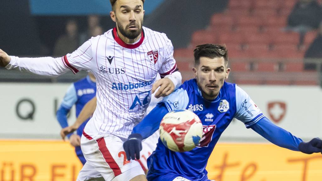 Luzerns Torschütze Adrian Grbic (rechts) hält gegen Kreshnik Hajrizi dagegen