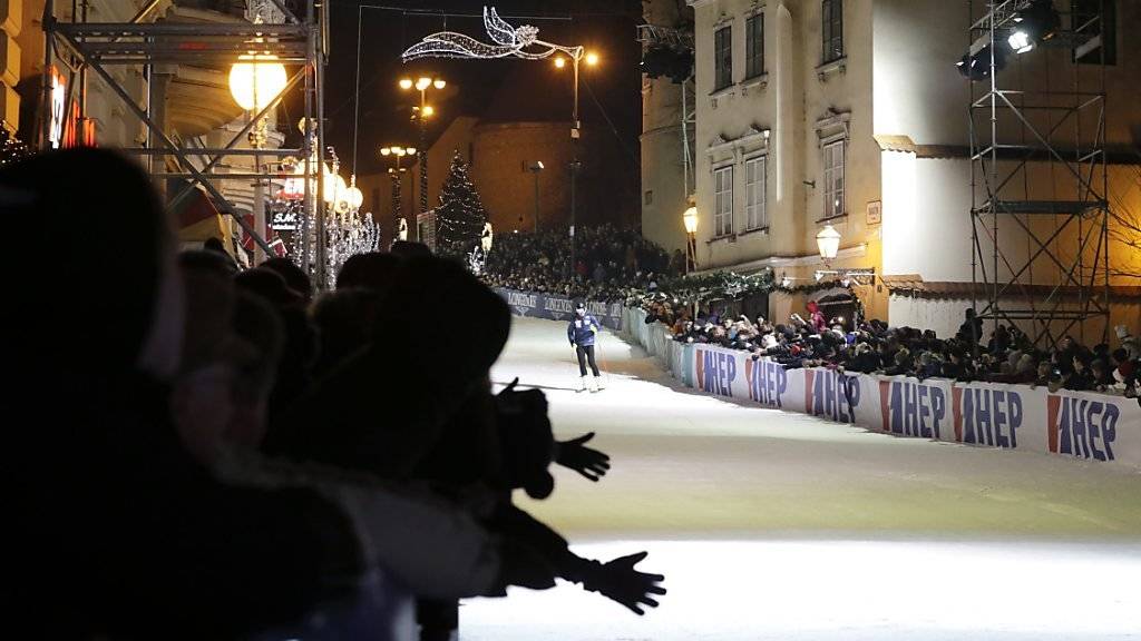 Die Organisatoren des Weltcup-Slaloms der Männer in Zagreb organisierten zum 50. Geburtstag des Ski-Weltcups ein Legendenrennen in der Innenstadt - Tausende Ski-Fans kamen