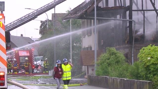 Aufräumarbeiten nach Brand in Küngoldingen