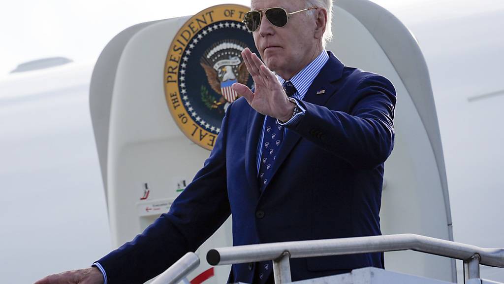 US-Präsident Joe Biden winkt bei seiner Ankunft in der Air Force One auf dem Westchester County Airport in White Plains. Foto: Alex Brandon/AP