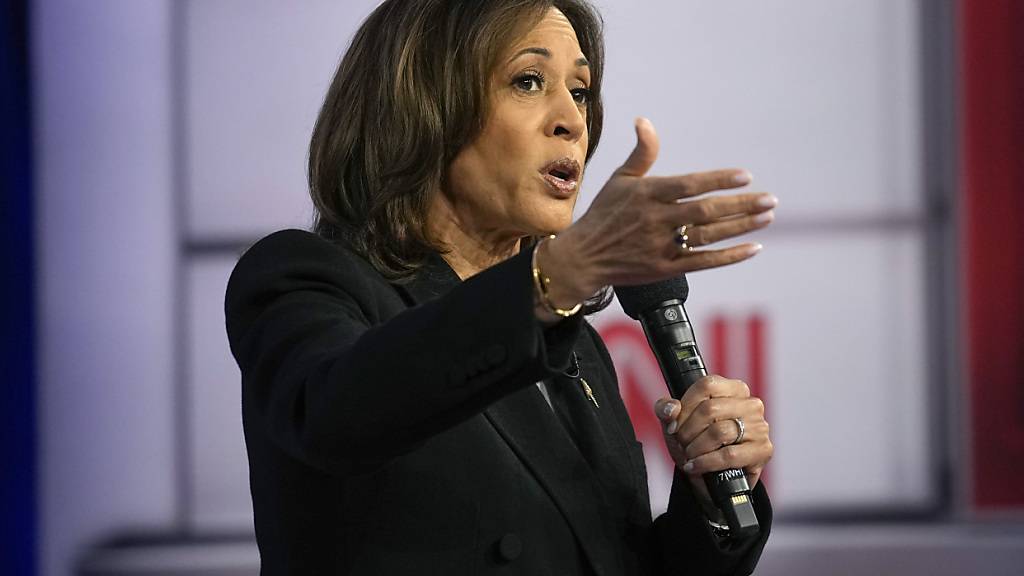 Die demokratische Präsidentschaftskandidatin und US-Vizepräsidentin Kamala Harris spricht während einer CNN Town Hall Veranstaltung in Aston. Foto: Matt Rourke/AP/dpa