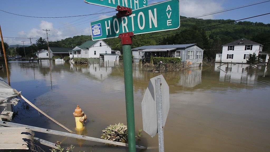 Nach schweren Unwettern im Osten der USA hat Präsident Barack Obama für die am stärksten betroffenen Gebiete im Bundesstaat West Virginia den Notstand erklärt.
