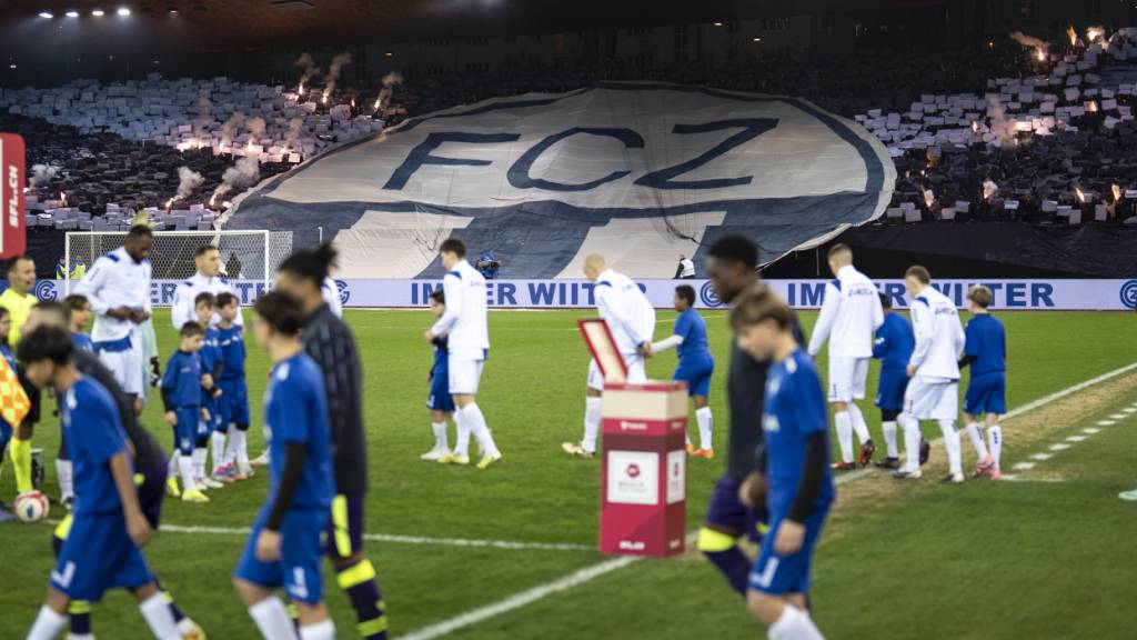 «Unglaubliche Choreo», findet der FC Zürich auf Social Media. Die dafür genutzten Handlichtfackeln wären eigentlich verboten. Kantonsratsmitglieder haben Fragen dazu. (Archivbild)